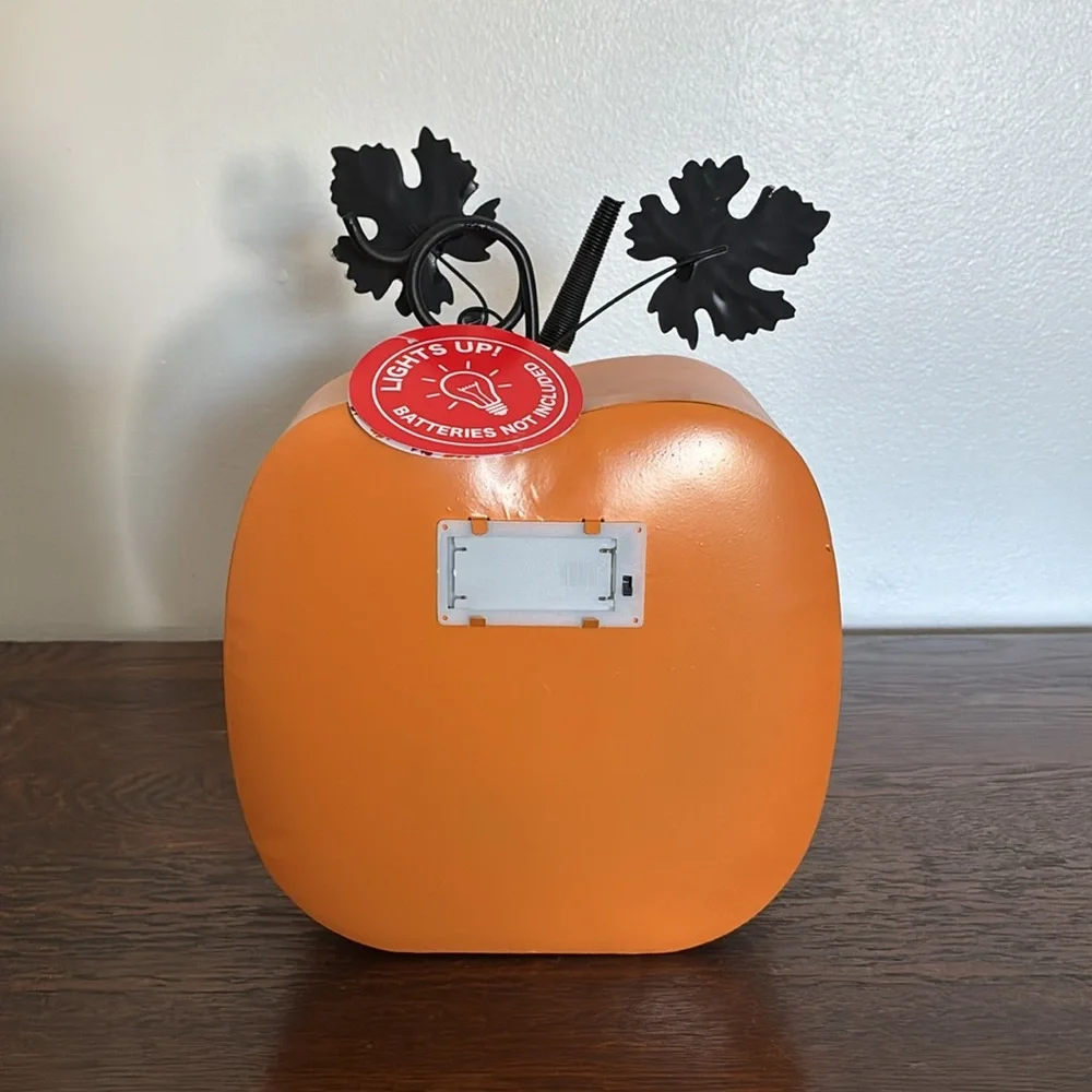 NWT- LED Light Up- Welcome Fall Orange Metal Pumpkin Decoration w/ Metal Leaves